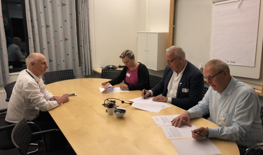 Felles signering av protokollen. Foto: Bjarte Lygre
