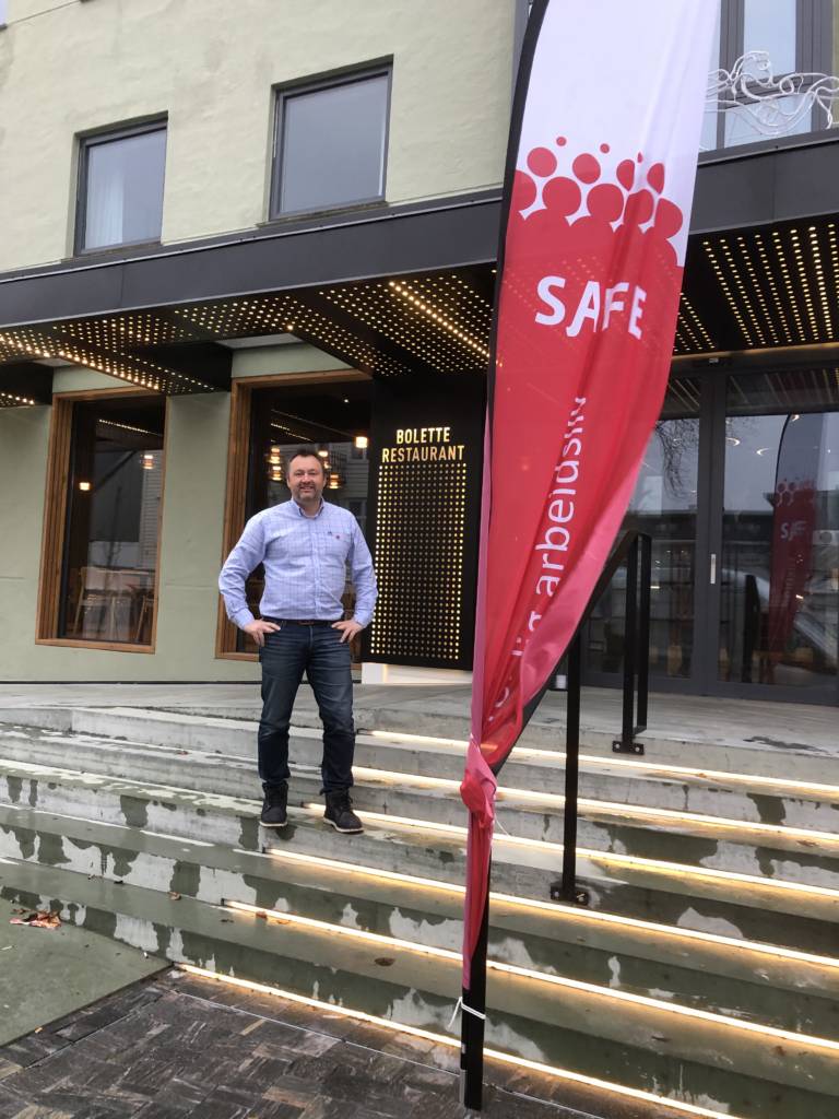 Forbundssekretær SAFE Stig-Rune Refvik utenfor hotell Victoria.