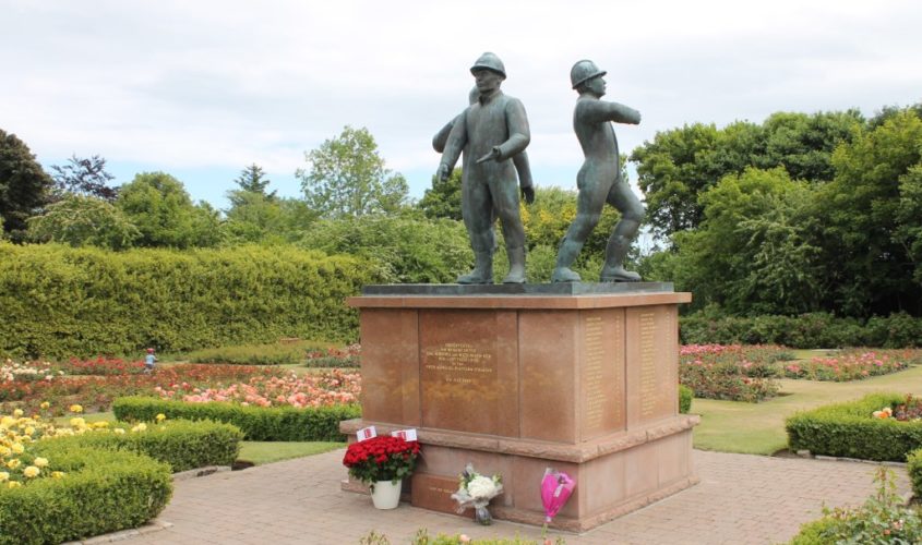 Blomsternedleggelse fra SAFE|Roseparken er blitt svørt vakker.|Peter Alexander Hansen la ned roser på vegne av SAFE.|Piper Alpha minnepark