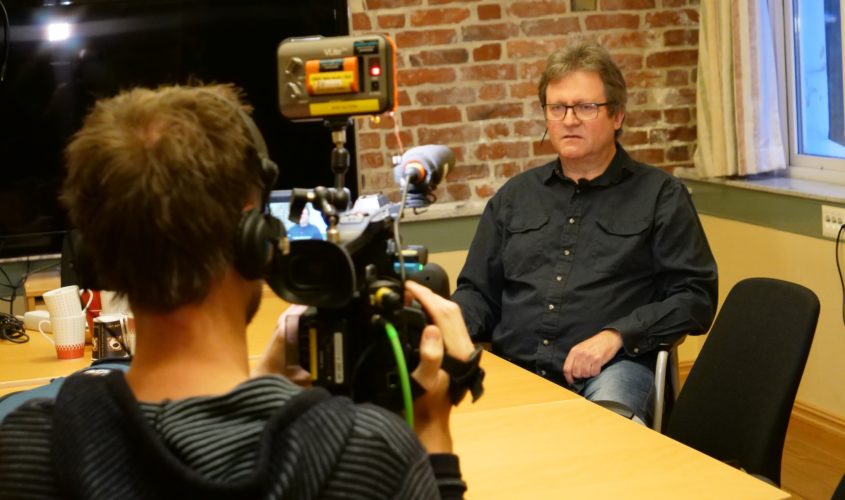 Roy Erling Furre i samtale med TV2 om Sleipnerforliset. Foto: Rebecca Bjerga