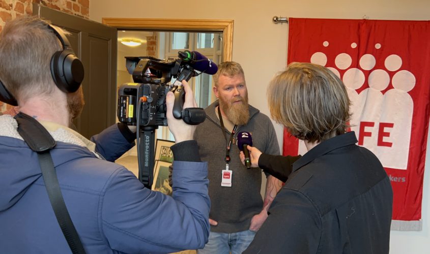 Raymond Midtgård intervjues av TV2 Foto: Rebecca Bjerga